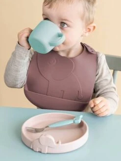 Lot De 2 Bavoirs Avec Récupérateur DONE BY DEER Peekaboo Eléphant En Silicone Vert Clair + Vert Foncé - Done By Deer -Produits Pour Bébés Magasin lot de 2 bavoirs avec recuperateur done by deer peekaboo elephant en silicone 3