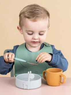 Lot De 2 Bavoirs Avec Récupérateur DONE BY DEER Peekaboo Eléphant En Silicone Vert Clair + Vert Foncé - Done By Deer -Produits Pour Bébés Magasin lot de 2 bavoirs avec recuperateur done by deer peekaboo elephant en silicone 5